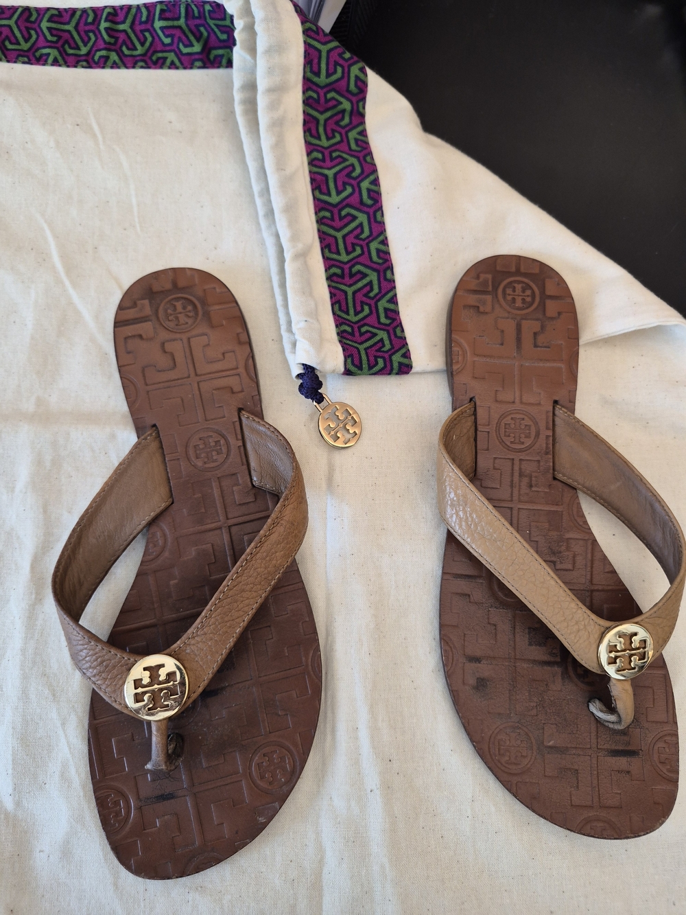 Tory Burch Women's THORA Brown Leather Flip Flop Sandals. Goldtone Logo. 6M.